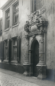 3860 Gezicht op de toegangspoort van het hoofdgebouw van de Bruntskameren (Bruntenhof 9) te Utrecht.